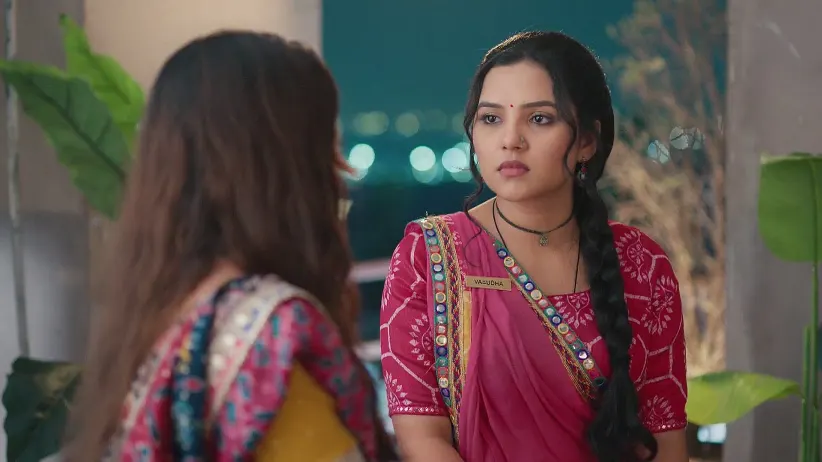 Divya Talks to Vasudha about Karishma's Behaviour - Vasudha