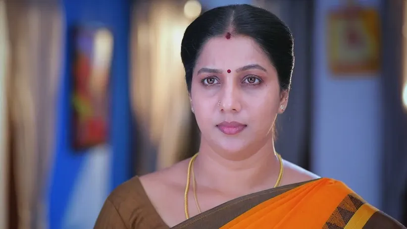 Bharathi Feels Bad for an Elderly Couple - Idhayam