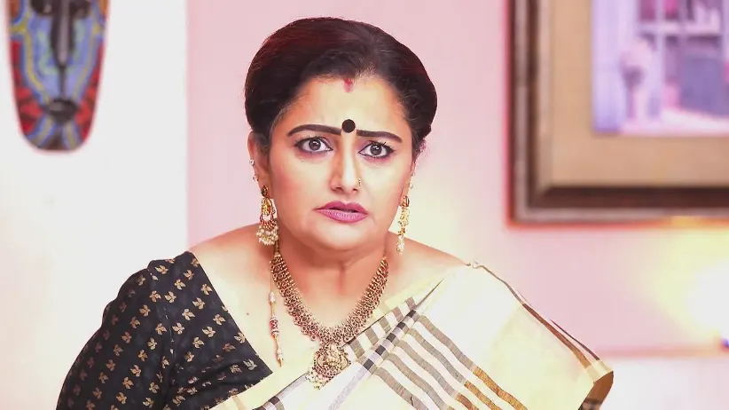 A Call Terrifies Tamanna - Ninaithale Innikkum