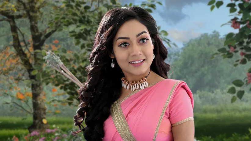 Shwetanshi Steals Mallika's Necklace