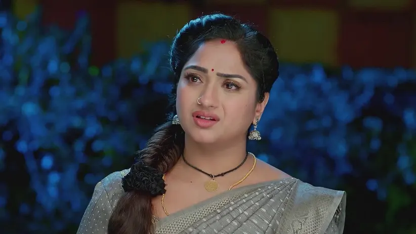 Sumana Tells Her Suspicions to Trinayani's Crew