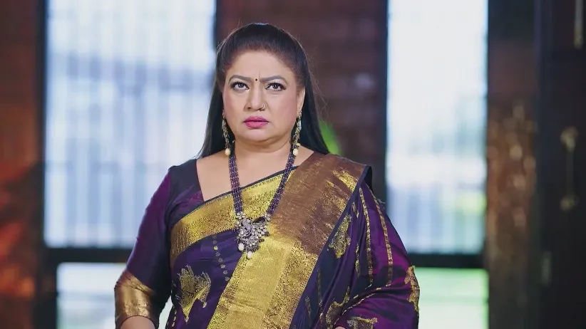 Shakuntala Enquires about Bhoomika's Whereabouts - Amruthadhaare