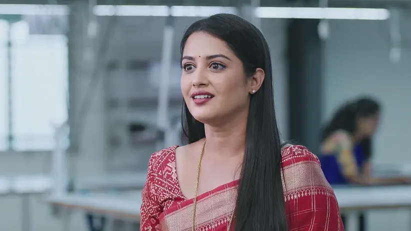 Damayanti Is Surprised to See Tarun at the Factory - Naa Ninna Bidalaare