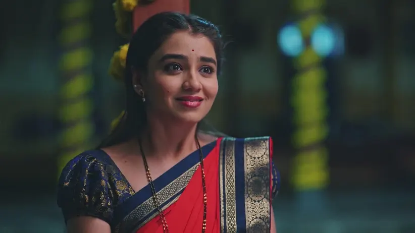 Tulja Shows Bhagyashree a Song Written by Her - Lakhat Ek Amcha Dada