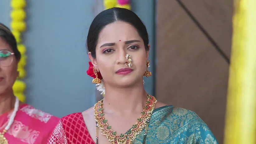 Leela Gives the Offerings to Lakshmi and Saraswati - Navri Mile Hitlerla