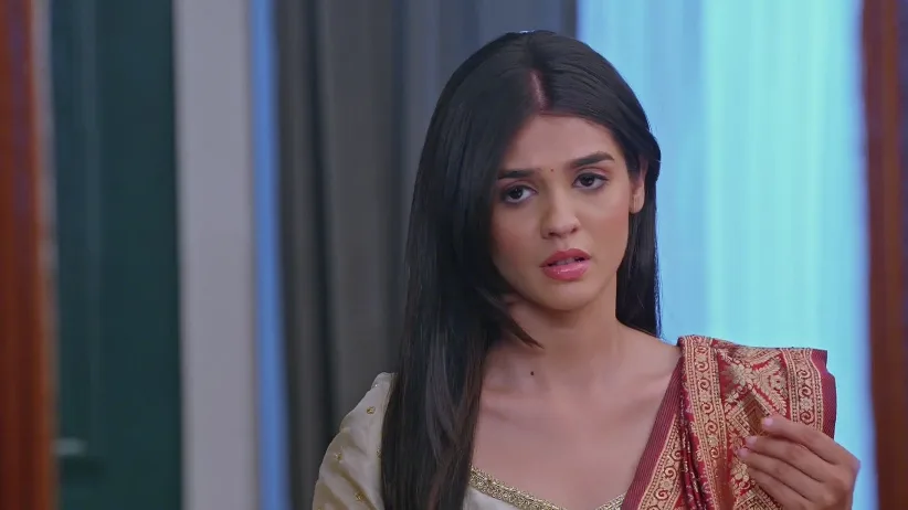 Baa Compels Prarthana to Accept the Necklace - Kumkum Bhagya