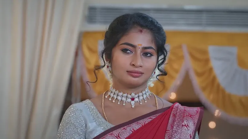 Arivu's Gift Makes Brindha Emotional - Veera