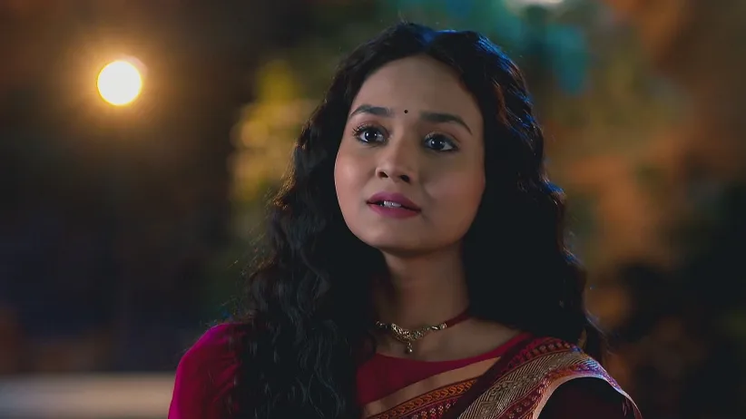 Moyna Gives Wedding Gift to Roddur - Puber Moyna