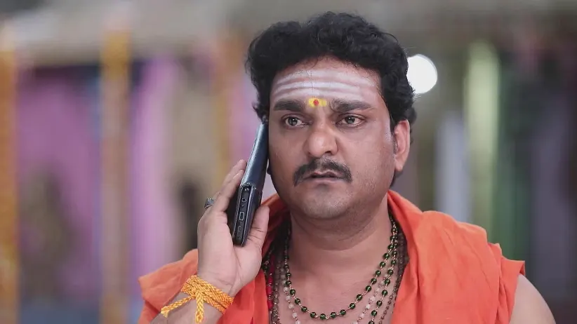 Sandi Compels the Priest - Mounam Pesiyadhe