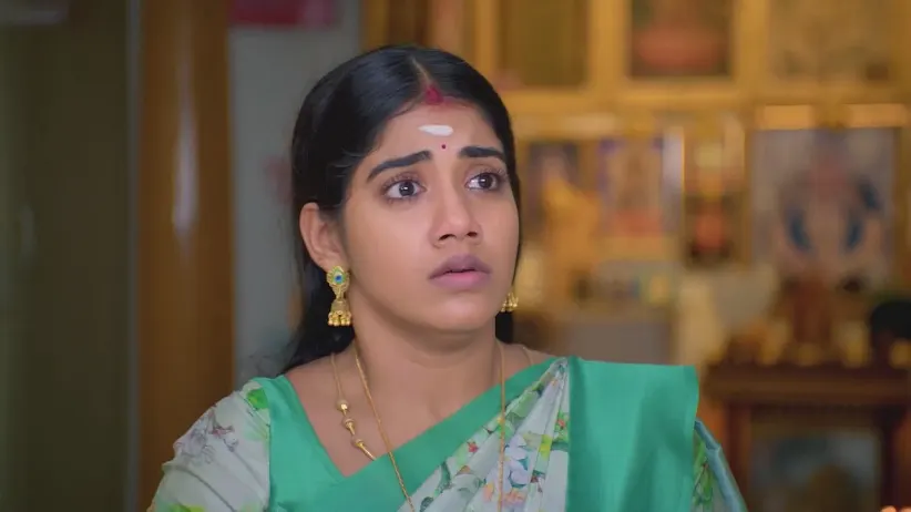 Shanmugham Stops Isakki From Drinking the Medicine