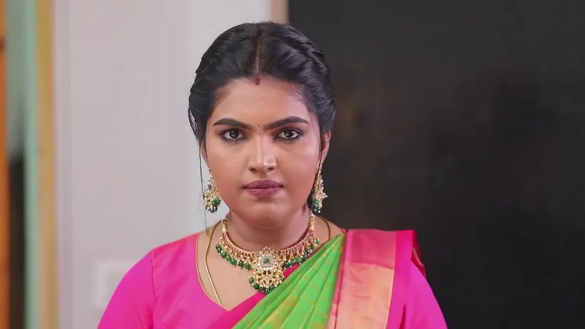 Rani Prays before Leaving the Wedding Venue - Ninaithale Innikkum
