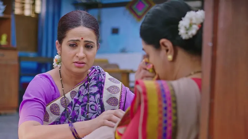 Veena Tries to Comfort Lakshmi - Lakshmi Nivasa