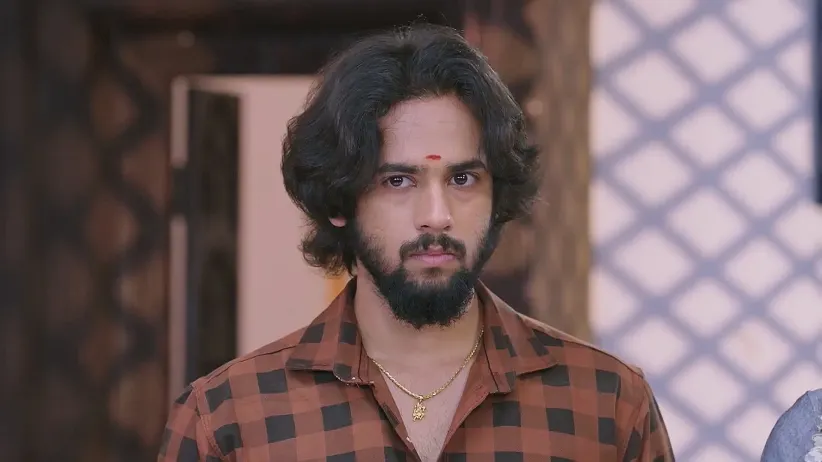 Subbu Tends to Shravani's Wound