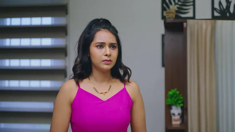 Mandakini Urges Mahima to Give up Smoking - Amruthadhaare