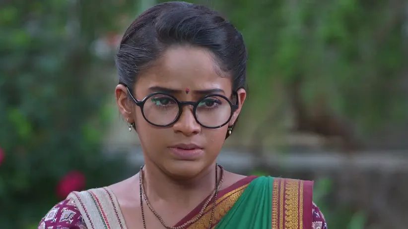 Bhairavi Punishes Savali for Singing - Savalyachi Janu Savali