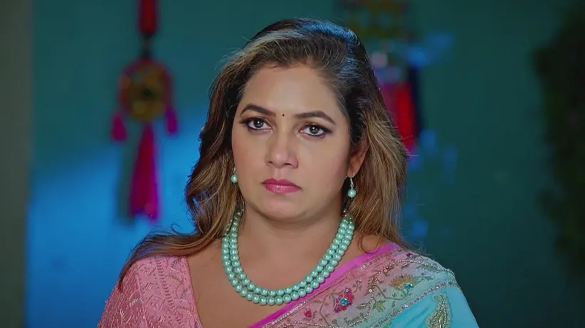Hasini Makes Fun of the Magic Mirror - Trinayani
