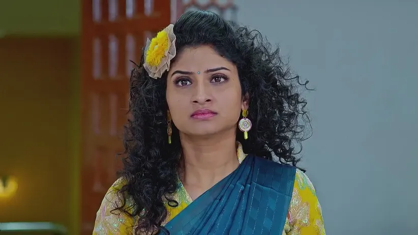 Gayatri Leads Everyone to an Unconscious Trinayani - Trinayani