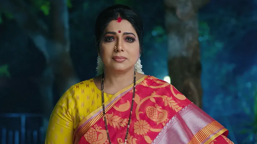 Chaitra Lovingly Feeds Seetharatna