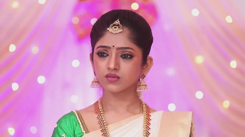 Padmanabhan's Gifts to Rani - Ninaithale Innikkum