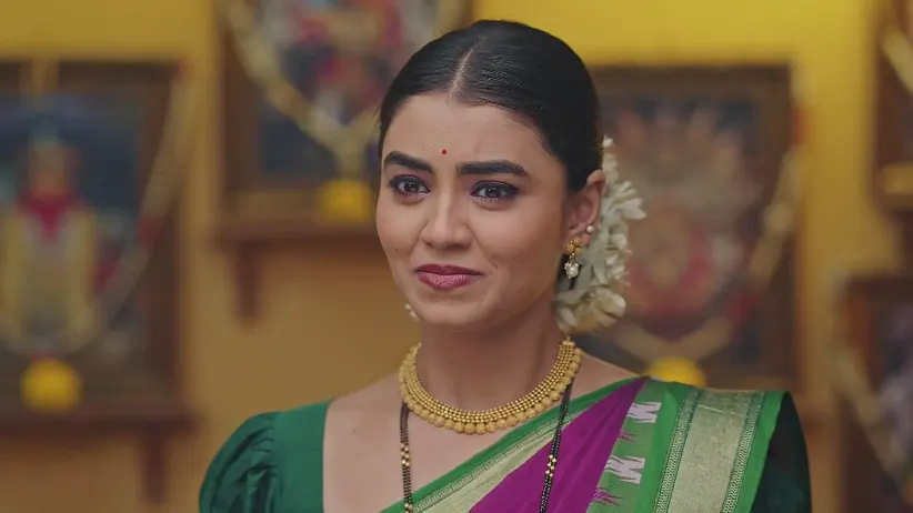 Tejashree Helps Dattu Recite a 'Ukhana' - Lakhat Ek Amcha Dada