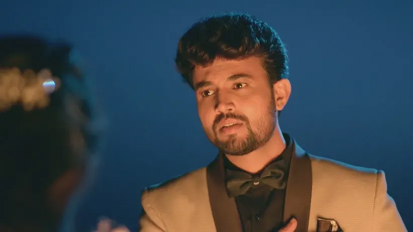 Aditya Tries To Appease a Furious Paaru - Paaru