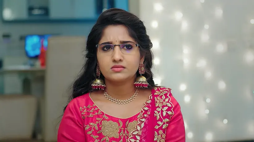 Viraj Impresses Everyone with a Devotional Song