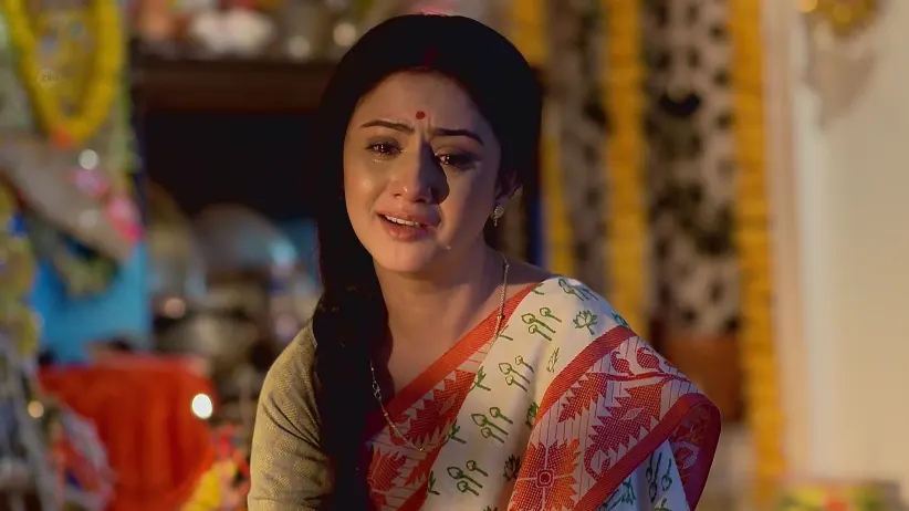 Rintu Chases Gayetri's Car - Duggamoni O Bagh Mama