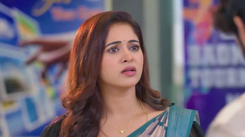 Maya Stops Dhanalakshmi From Wearing the Shoes