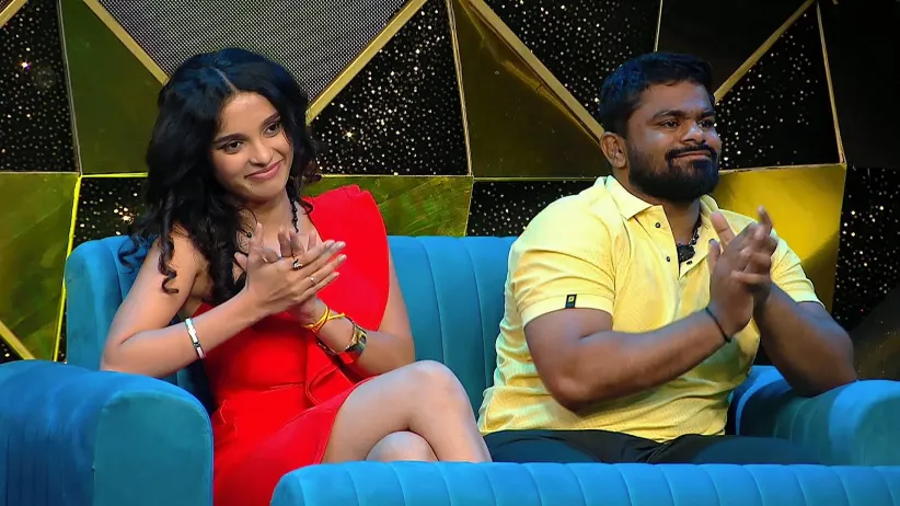 Shreya Gives Atharva and Anushree a Gift