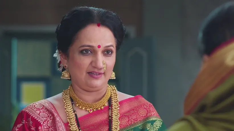 Will Akshara Come Home with Aaji? - Tula Shikvin Changlach Dhada