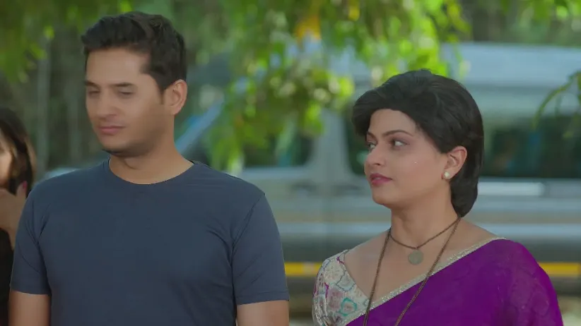 Ashu and Shiva Pick Raw Mangoes