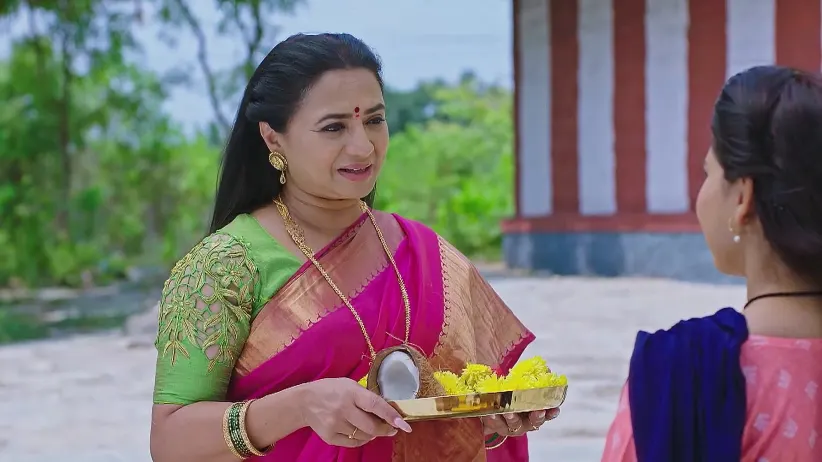Indrani Approaches Rani with an Ulterior Motive - Annayya