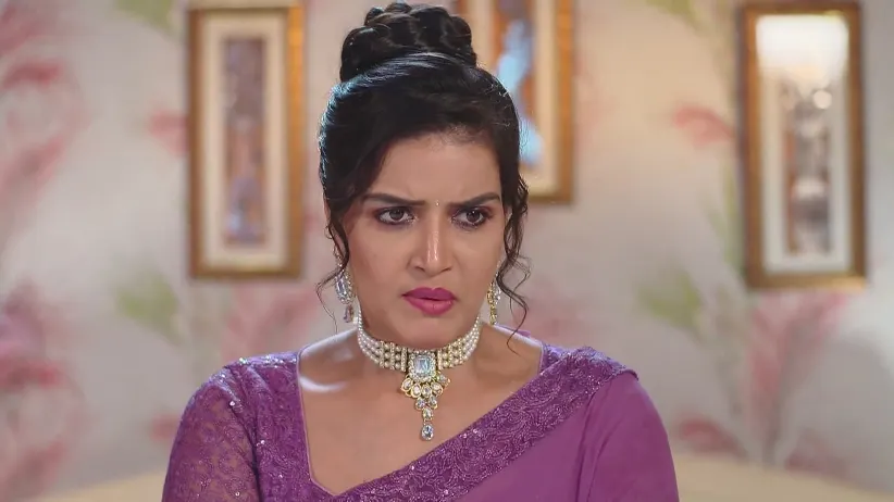 Sikha Complains about Rekha