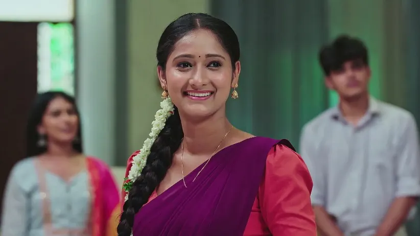 Hitha Arrives for the Puja - Naa Ninna Bidalaare
