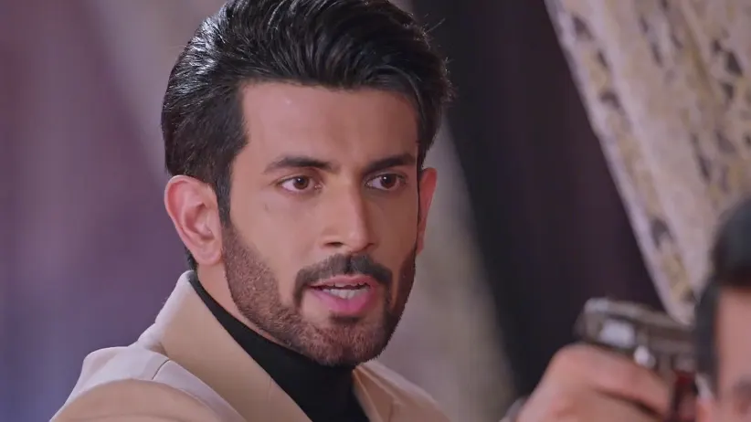 Shivansh Fights a Goon to Rescue Prarthana - Kumkum Bhagya