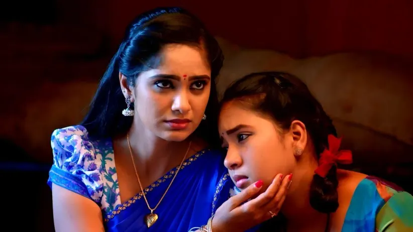 Nila Irritates Vidhya and Lakshmi