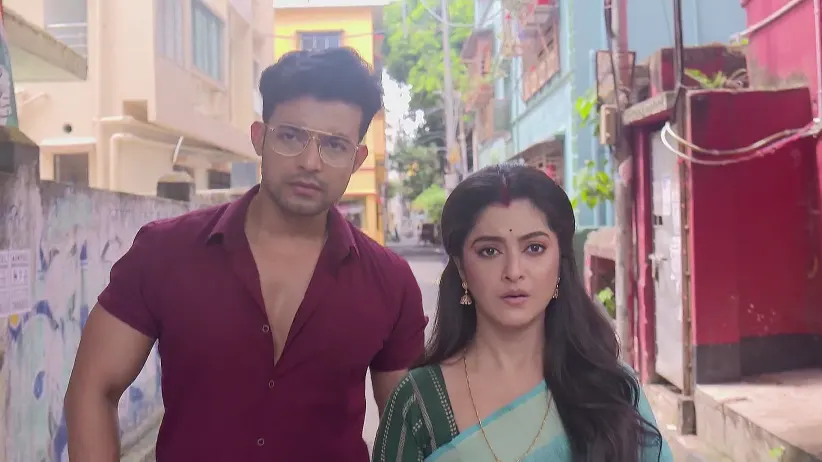 Shyamoli Follows Raghu - Kon Gopone Mon Bheseche