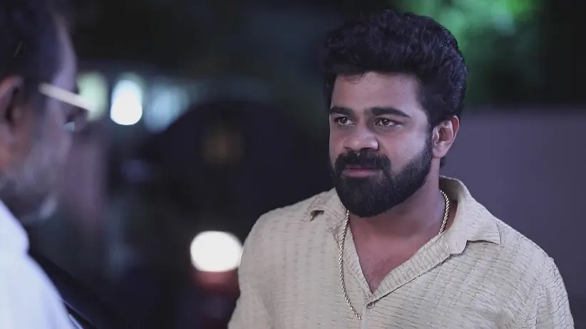 Shekar Shows Janani a Video Clip