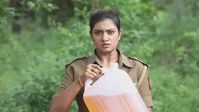 Durga Tries to Protect Surya - Maari