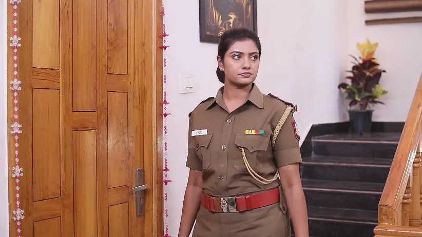 Durga Enters Devi's Room - Maari