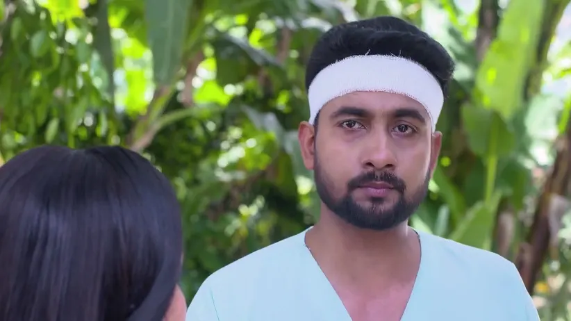 Adi Flees through the Hospital's Back Door - Anondi