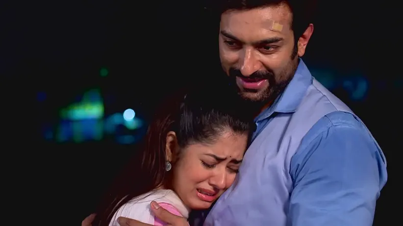 Apu Tearfully Embraces Arya