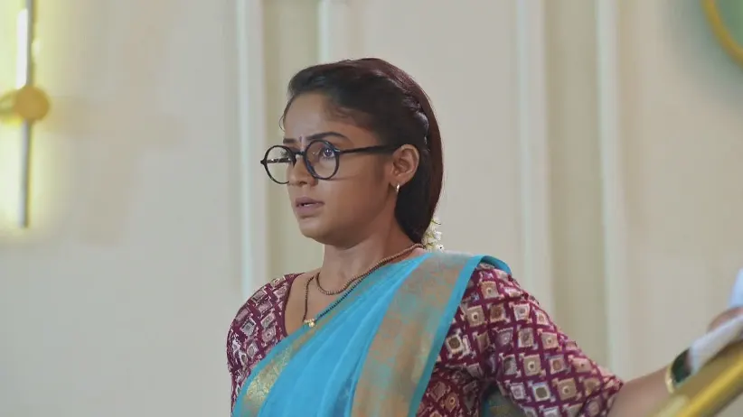 Sarang Saves Savali from a Fall - Savalyachi Janu Savali
