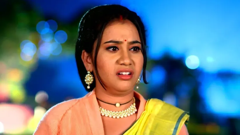 Siddharth Tends to Jhilli's Injury