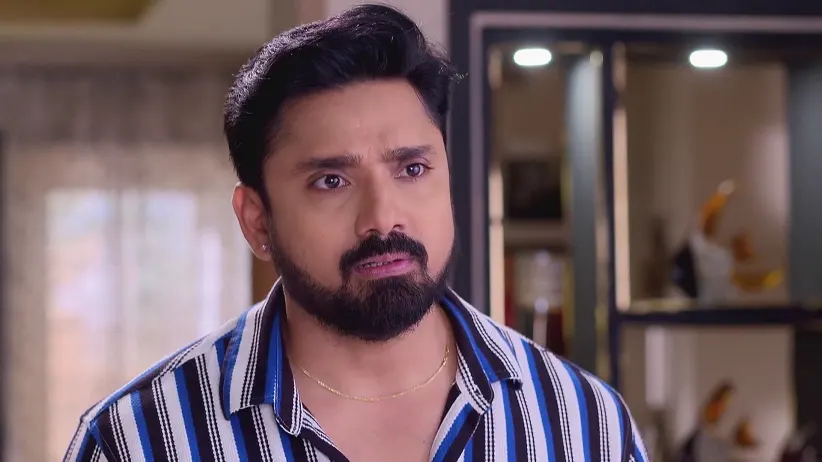 Aarshi Presents the Recorder to Shakyajit - Tui Amar Hero