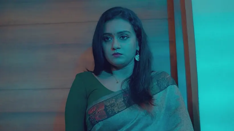 Nandan Throws a Knife at Avanthika's Feet