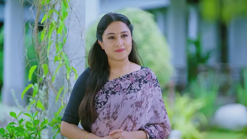 Sudha Comforts a Worried Apeksha - Amruthadhaare