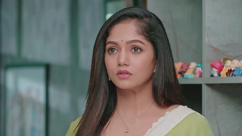 Nidhi Asks Karna about the Reason behind His Panic - Karna