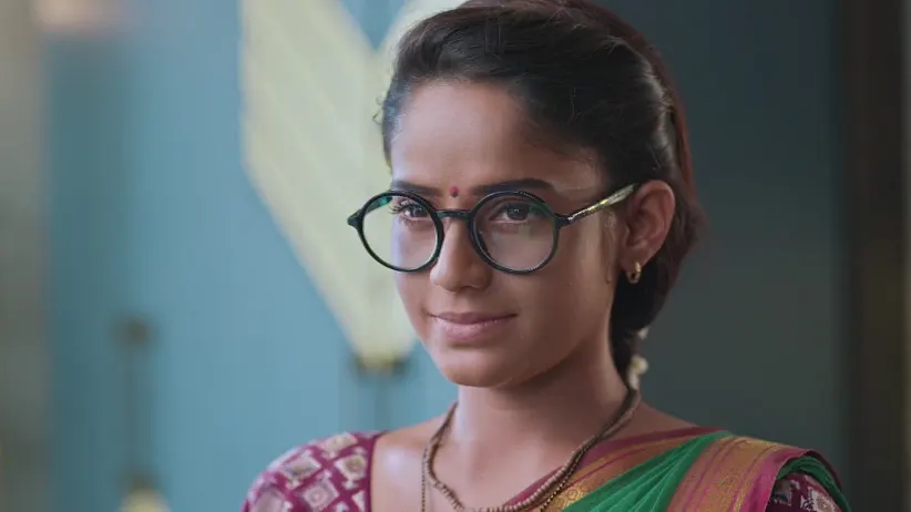 The Surprise Given By Sarang Makes Savali Emotional - Savalyachi Janu Savali