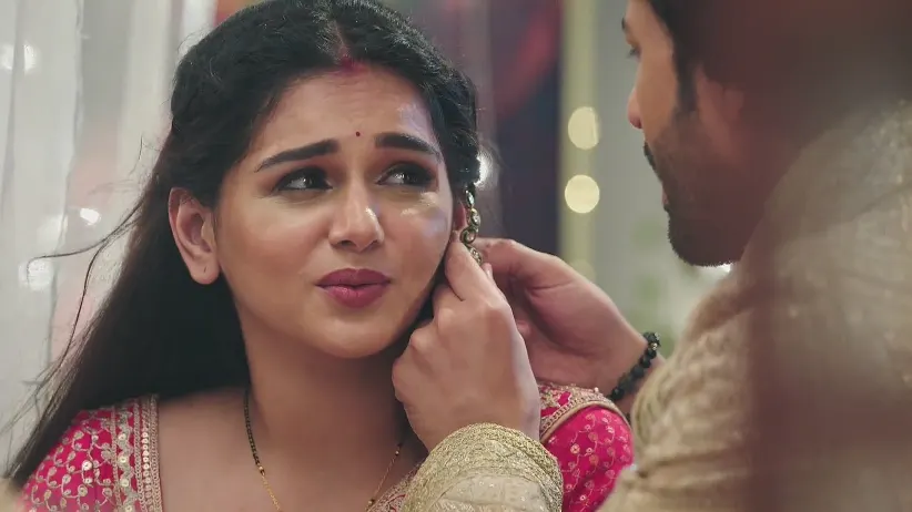 Suraj Tries to Remove Jagriti's Earring - Jagriti